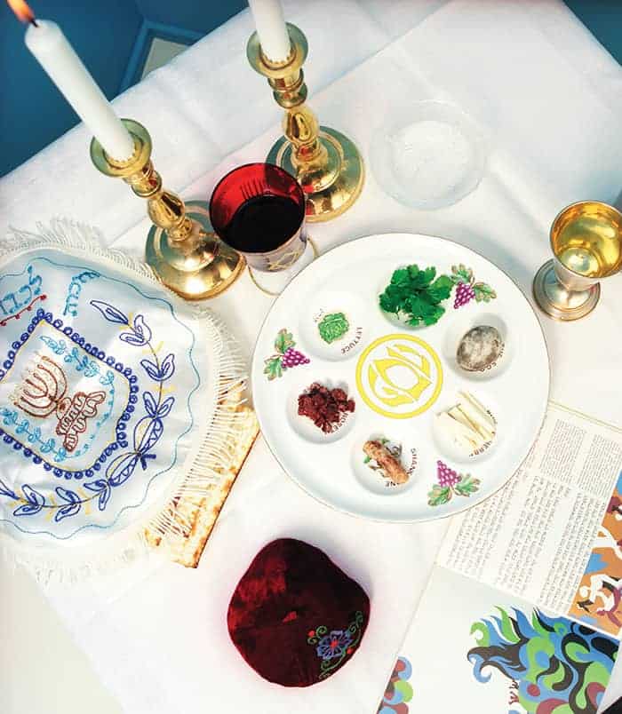 Photo of a table used in the Jewish Passover for the ritual known as Seder